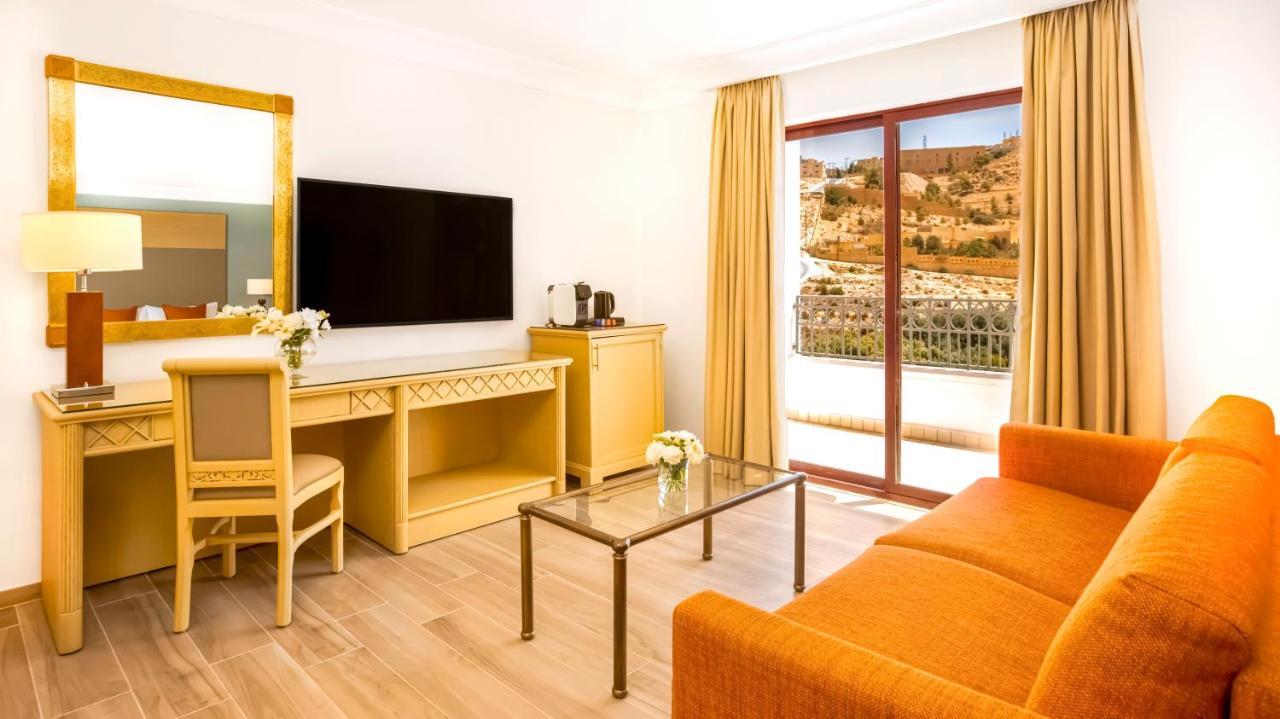 Moevenpick Resort Petra Wadi Musa Eksteriør bilde A room at the hotel