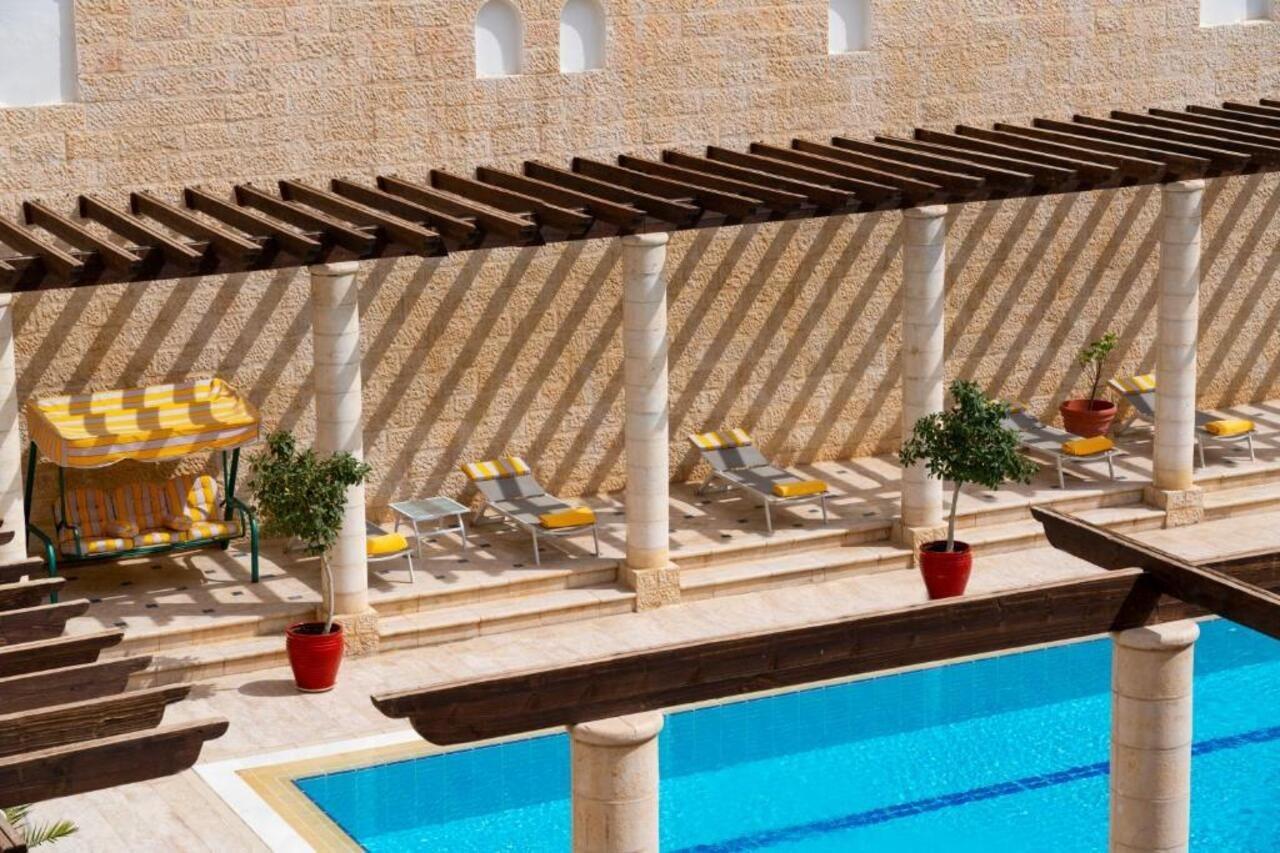 Moevenpick Resort Petra Wadi Musa Eksteriør bilde Pergola at a pool