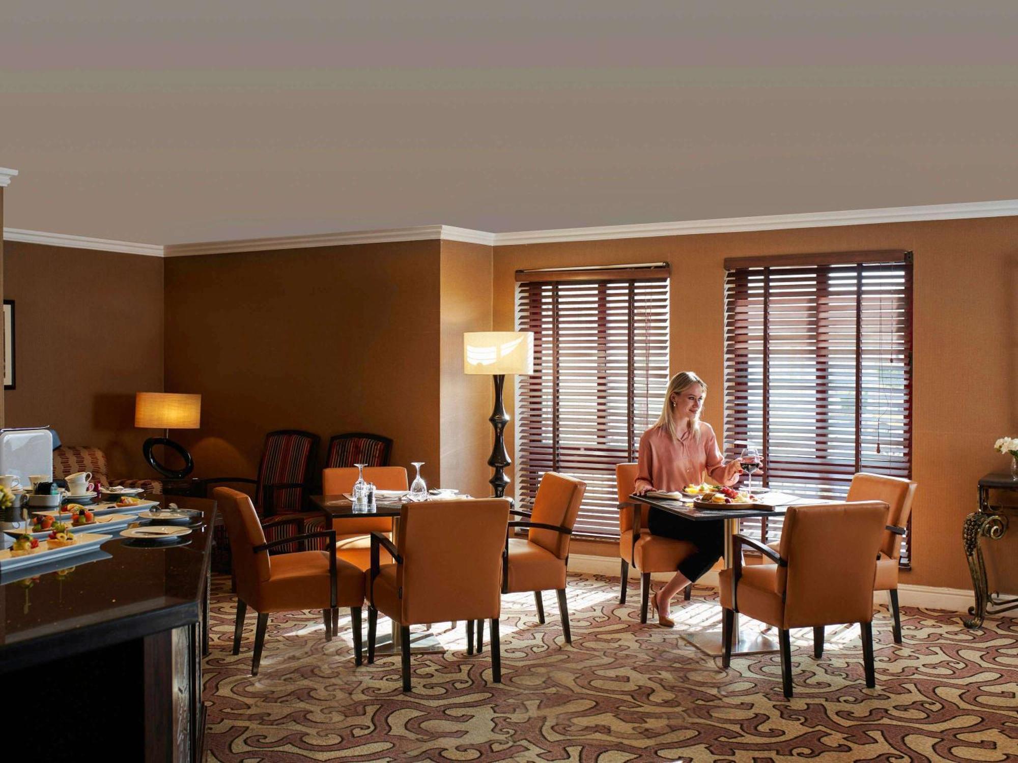 Moevenpick Resort Petra Wadi Musa Eksteriør bilde The Club at London Heathrow Airport