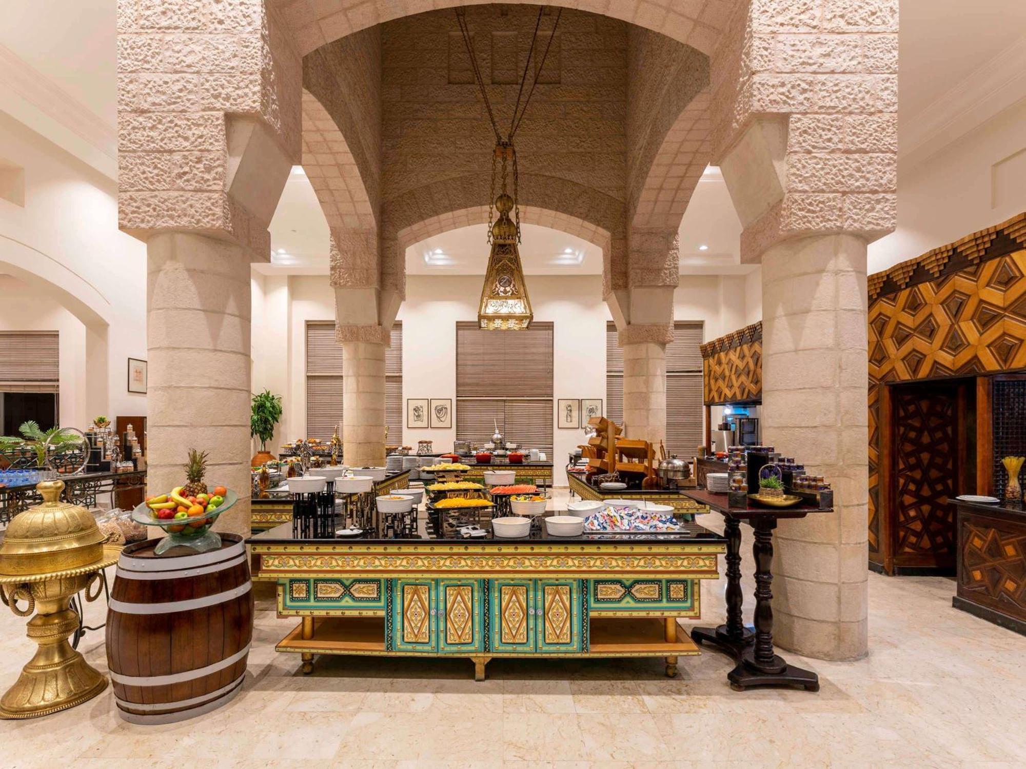 Moevenpick Resort Petra Wadi Musa Eksteriør bilde The buffet at the hotel