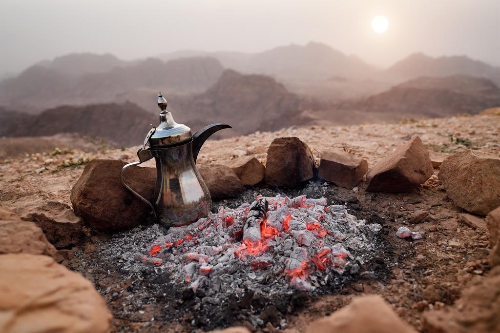 Moevenpick Resort Petra Wadi Musa Eksteriør bilde Dallah coffee pot